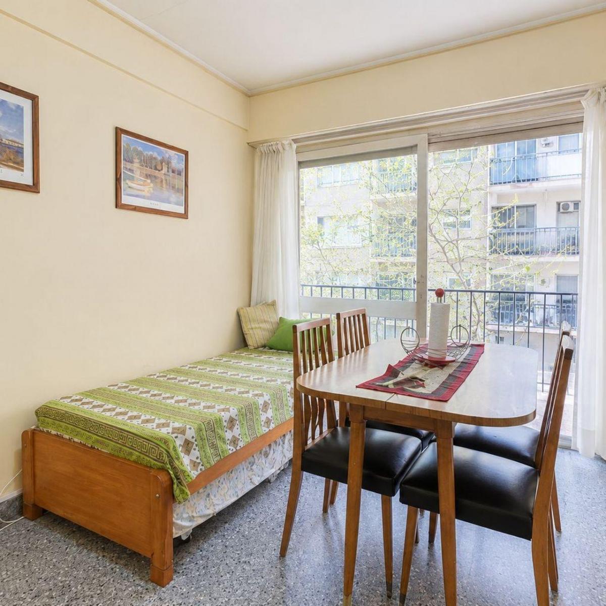 Venta departamento de 2 ambientes al frente con balcón en zona plaza Colon