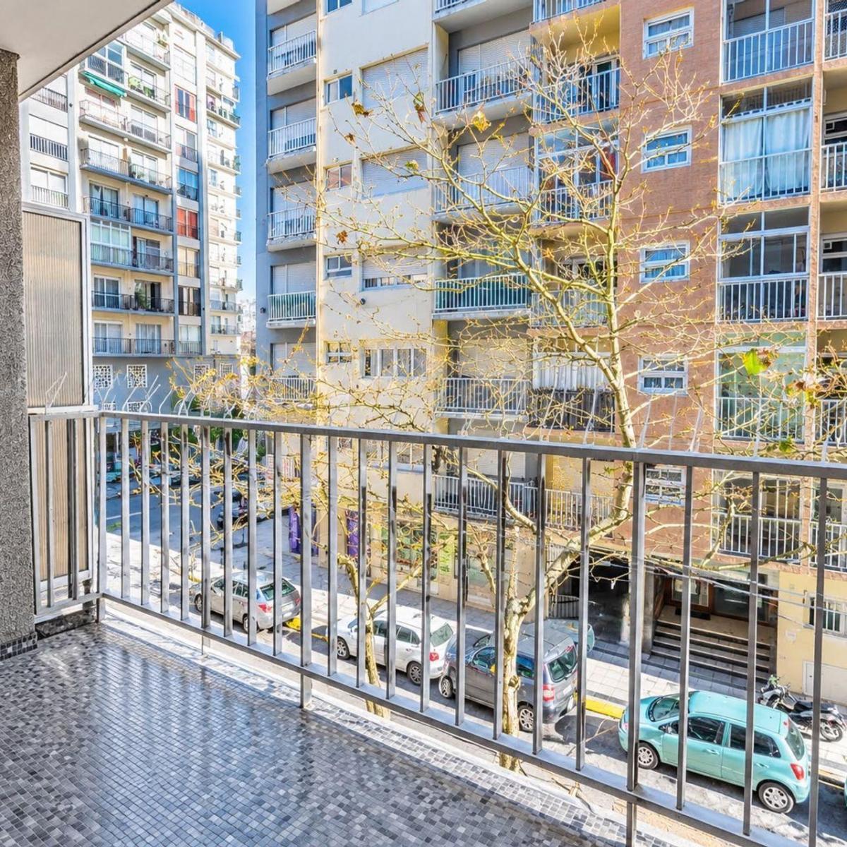 Depto 2 amb, 36m² con balcón al frente — Plaza Colón