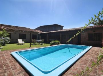 Casa · 101m² · 4 Ambientes · 2 Cocheras · Venta - Casa 4 Ambientes con Pileta - Cuidad Evita