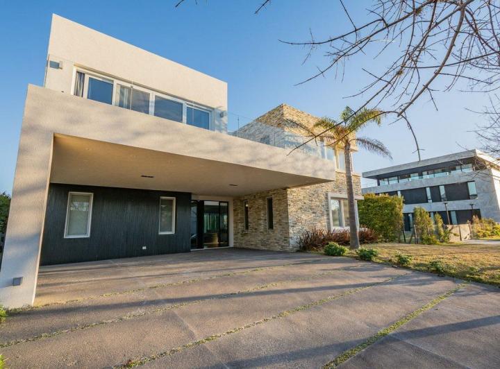 Casa · 530m² · 7 Ambientes · 2 Cocheras