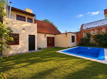 Casa · 172m² · 5 Ambientes · 1 Cochera · Venta Casa de 4 Dorm., Dorrego, Guaymallen
