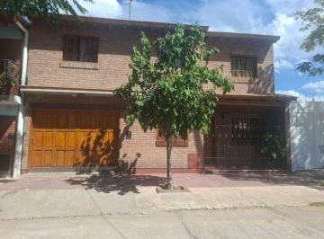 Casa · 120m² · 6 Ambientes · 3 Cocheras · Venta Casa de Dos Plantas Apta Credito Las Heras