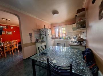 Casa · 120m² · 6 Ambientes · 3 Cocheras · Venta Casa de Dos Plantas Apta Credito Las Heras