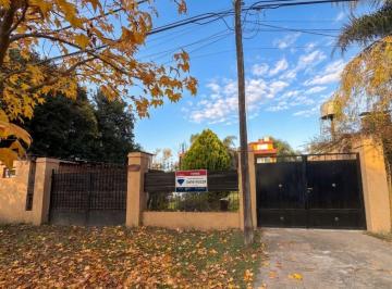 Casa · 353m² · 6 Ambientes · 1 Cochera · Venta de Casa y Quincho en Ibarlucea con Piletas