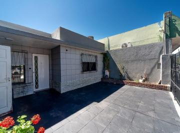 Casa · 101m² · 3 Ambientes · 1 Cochera · Venta Casa 3 Ambientes con Local San Justo
