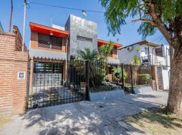 Casa · 187m² · 5 Ambientes · Venta Chalet con Quincho y Cochera en Loma Hermosa