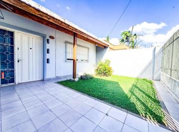 Casa · 73m² · 5 Ambientes · 3 Cocheras · Casa en Venta Tapiales con Patio, Quincho y Garage