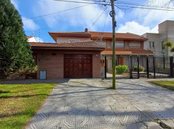 Casa · 233m² · 4 Ambientes · 1 Cochera · Venta Casa 4amb con Parque y Pileta, Punta Mogotes