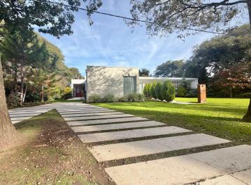 Casa · 290m² · 8 Ambientes · 1 Cochera · Venta/ Vivienda Calidad Premium/ Quincho/ Pileta