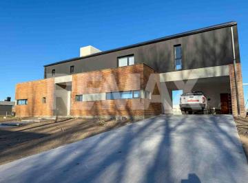 Casa · 290m² · 9 Ambientes · 2 Cocheras · Ventas Casa Barrio Cerrado Canales de Plottier
