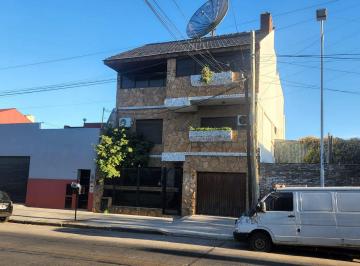 Casa · 165m² · 5 Ambientes · 1 Cochera · Venta Casa 5 Amb. Valentin Alsina Pileta Quincho