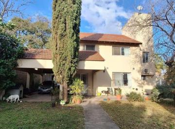 Casa · 243m² · 5 Ambientes · 2 Cocheras · Casa en Venta 9 de Abril 5 Ambientes con Pileta