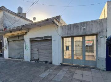 Casa · 107m² · 2 Ambientes · 1 Cochera · Casa 2 Amb + 2 Locales Al Frente Ituzaingo