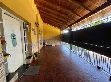 Casa · 119m² · 5 Ambientes · 1 Cochera · Casa en Venta de 4 Amb. Banfield Excelente Estado