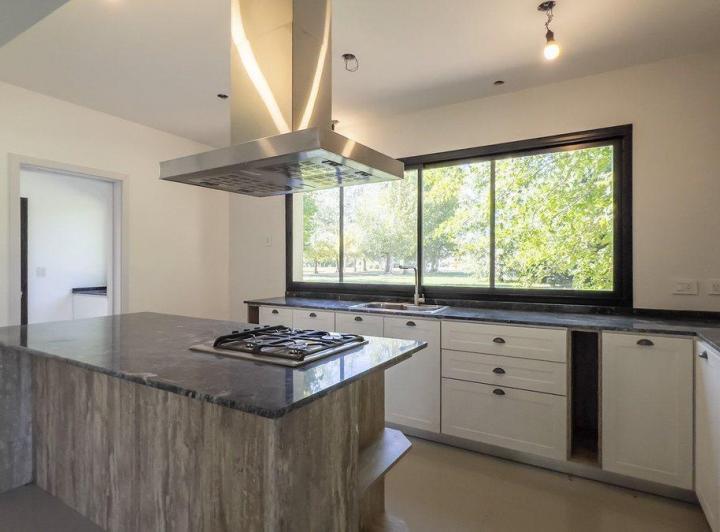 Casa · 204m² · 5 Ambientes · 2 Cocheras
