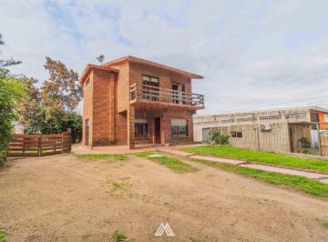 Casa · 176m² · 7 Ambientes · 1 Cochera · Venta Casa 3 Dorm. en Pando con Gran Terreno