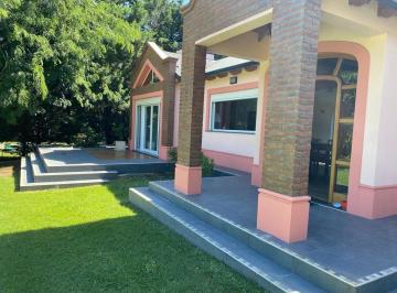 Casa · 304m² · 4 Ambientes · 2 Cocheras · Casa de Categoria en Barrio Las Lomitas.