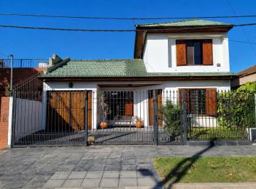 Casa · 126m² · 4 Ambientes · 1 Cochera · Casa Chalet en Venta 4 Ambientes Cochera Burzaco