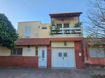Casa · 221m² · 6 Ambientes · 1 Cochera · Venta Casa 4 Dorm., Cochera y Quincho