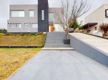 Casa · 165m² · 4 Ambientes · 1 Cochera · Casa en Venta en Barrio Magallanes – Hudson