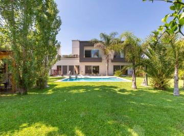 Casa · 320m² · 5 Ambientes · 2 Cocheras · Venta Casa Terravista. Apta Credito. Permuta.