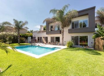 Casa · 320m² · 5 Ambientes · 2 Cocheras · Venta Casa Terravista. Credito. Permuta. Financia