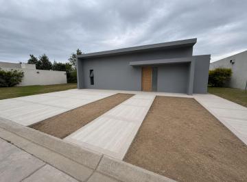Casa · 207m² · 4 Ambientes · 2 Cocheras · Venta de Casa a Estrenar - B. Privado Las Magnolias