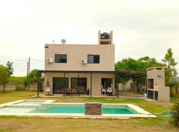 Casa · 110m² · 4 Ambientes · 1 Cochera · Venta de Casa en Barrio Privado