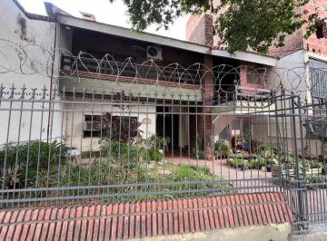Casa · 320m² · 8 Ambientes · 1 Cochera · Venta Casa Sobre Av Belgrano Sur y Alsina