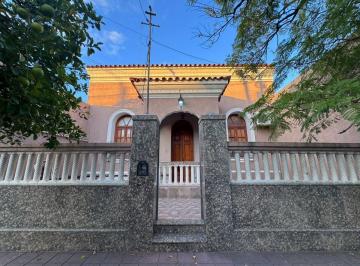 Casa · 250m² · 4 Ambientes · Importante Casa en Venta - Av Moreno (S) Al 700