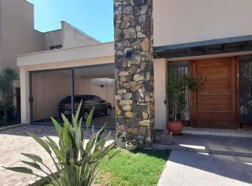 Casa · 180m² · 6 Ambientes · 3 Cocheras · Casa en Venta en Guaymallén Apta Credito