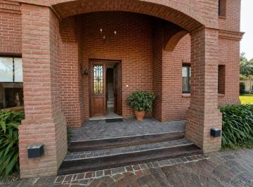 Casa · 212m² · 6 Ambientes · 2 Cocheras · Casa en Venta Barrio Privado Apto Credito