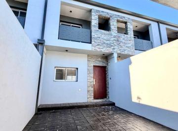 Casa · 60m² · 3 Ambientes · 1 Cochera · Duplex en Venta La Plata a Estrenar