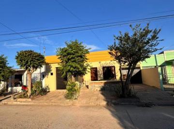 Casa · 157m² · 5 Ambientes · 1 Cochera · Casa en Venta a m de La Av Sarmiento, Goya