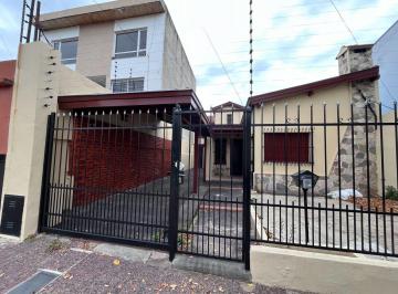 Casa · 205m² · 6 Ambientes · 1 Cochera · Casa 6 Ambientes con Pileta en Bernal Apto Credito