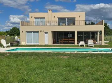 Casa · 240m² · 5 Ambientes · 3 Cocheras · Casa en Alquiler Mirabosques