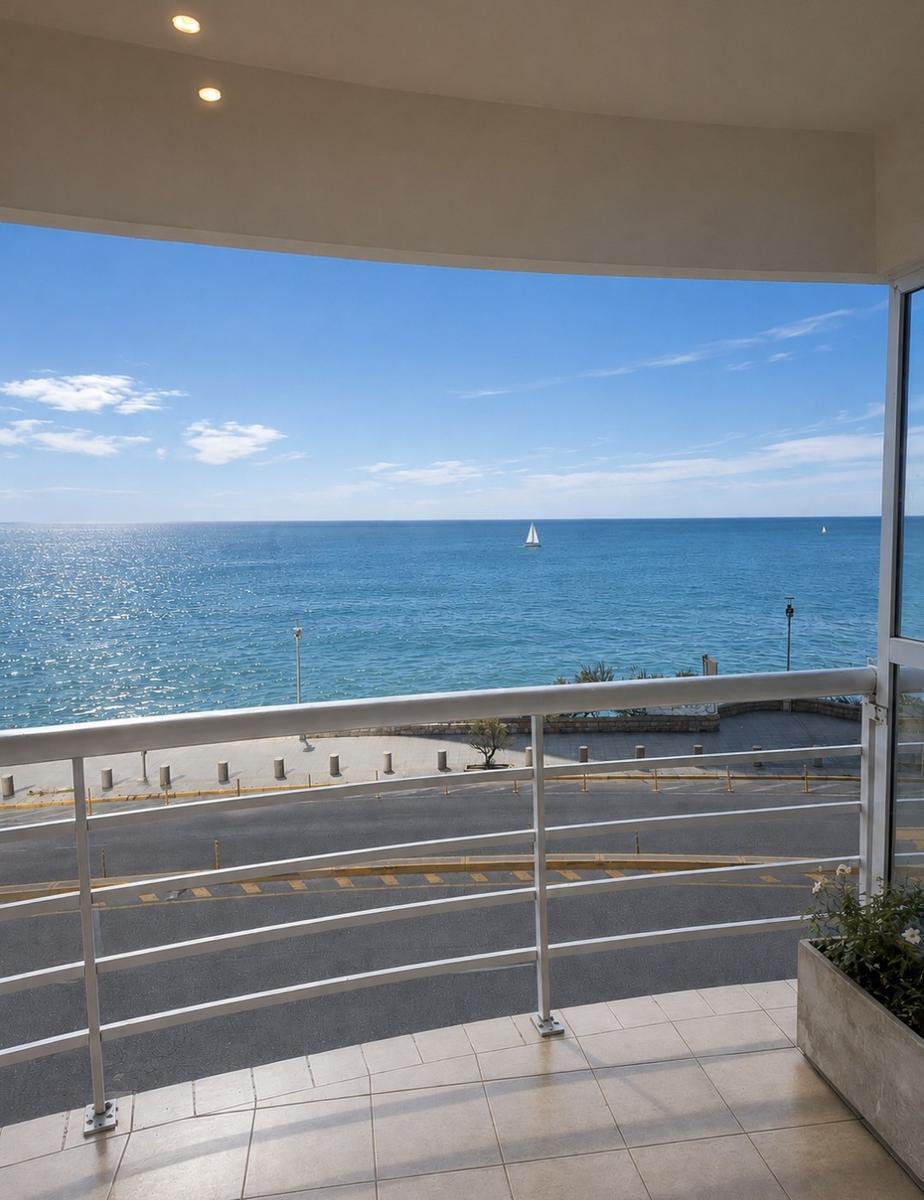 Frente al mar, en playa chica. Semipiso 4 amb, 100m² con balcón terraza