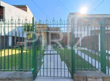 Casa · 137m² · 3 Ambientes · 1 Cochera · Casa Venta 5 Ambientes en Castelar Norte