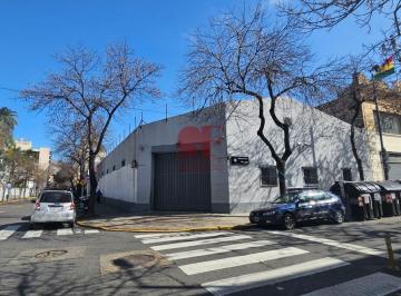 Bodega-Galpón · 685m² · 4 Ambientes · 1 Cochera · Excelente Galpon en Esquina