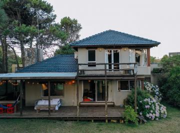 Casa · 240m² · 4 Ambientes · 2 Cocheras · Casa en Venta en Arenas de José Ignacio – 240 m², 3 Dorm., Amplio Terreno de 1.347 m², Parrill