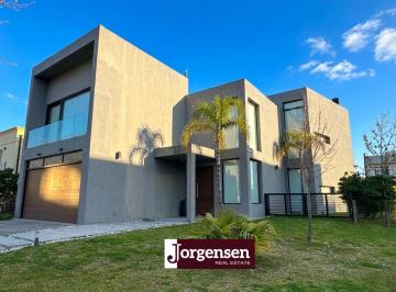 Casa de 5 ambientes, Escobar · Espectacular Casa en Venta - Amplia - Araucarias