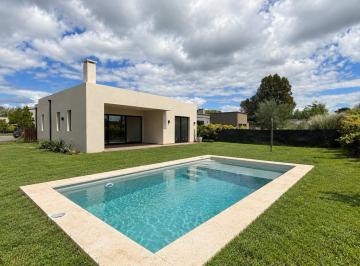 Editado con IA · Casa en Venta en Barrio Privado Santa Lucia, Pilar del Este. Al 1000