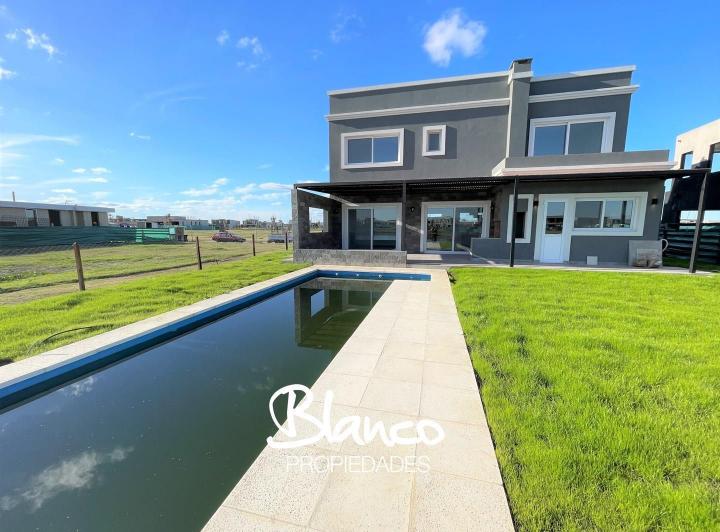 Casa · 248m² · 6 Ambientes · 2 Cocheras
