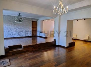 Casa · 228m² · 6 Ambientes · 1 Cochera · Casa en Venta en Las Lomas de San Isidro. 3 Dorm.. Jardín con Pileta, Quincho con Parrilla.