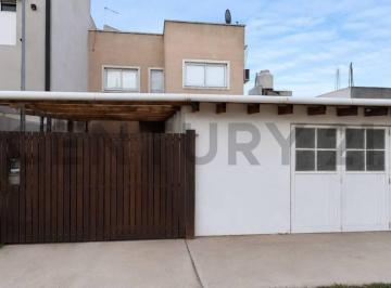 Casa · 200m² · 3 Ambientes · 4 Cocheras · Casa en Venta en Sicardi, 2 Dorm..
