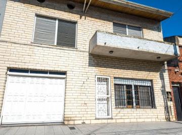 Casa · 230m² · 4 Ambientes · 2 Cocheras · Venta Casa 4 Amb con Cochera, Patio y Quincho