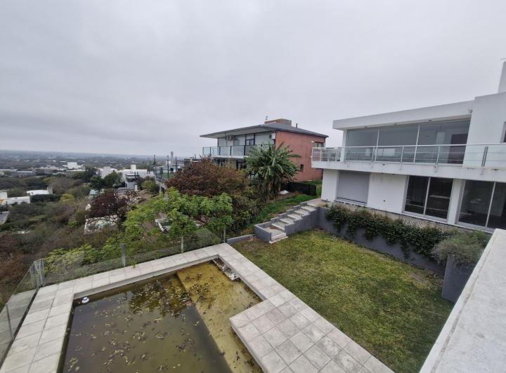 Casa · 350m² · 5 Ambientes · 2 Cocheras