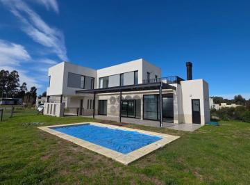 Casa de 4 ambientes, Mar del Plata · En Alquiler Casa de 4 Ambientes con Quincho y Piscina. Rumenco Joven.