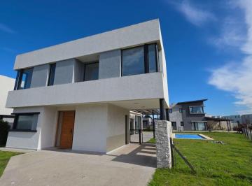 Casa de 4 ambientes, Mar del Plata · En Venta Casa de 4 Ambientes con Quincho y Piscina. Rumenco Joven.