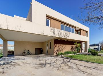 Casa · 389m² · 5 Ambientes · 2 Cocheras · Casa en Venta 4 Ambientes Lote Central Terravista